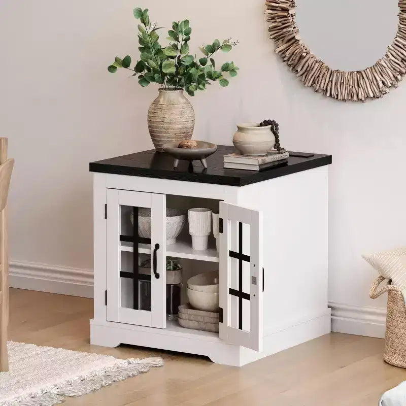 Credenza a buffet da fattoria nera con ante in vetro e presa di corrente, 2 ripiani di archiviazione